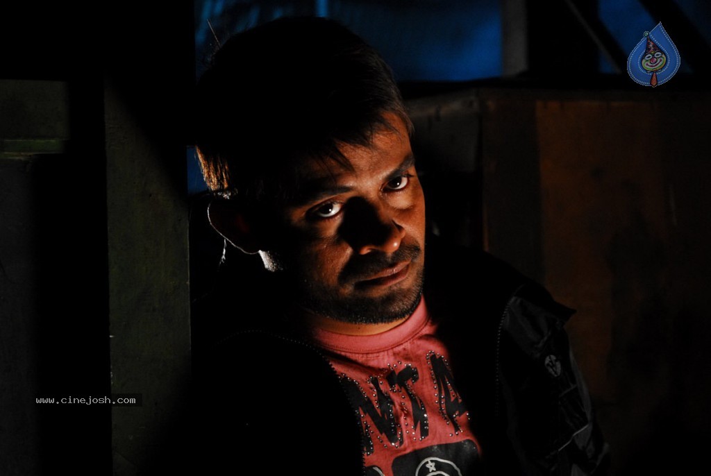 Thirudan Police Tamil Movie Stills - 32 / 45 photos