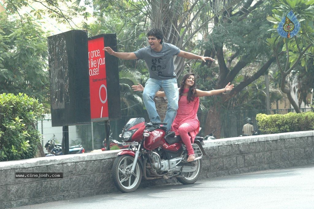 Thulli Ezhunthathu Kadhal Movie Stills - 22 / 23 photos