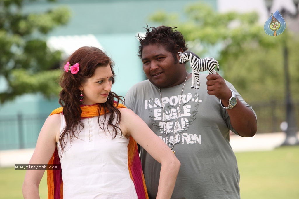 Thulli Ezhunthathu Kadhal Tamil Movie Stills - 14 / 112 photos