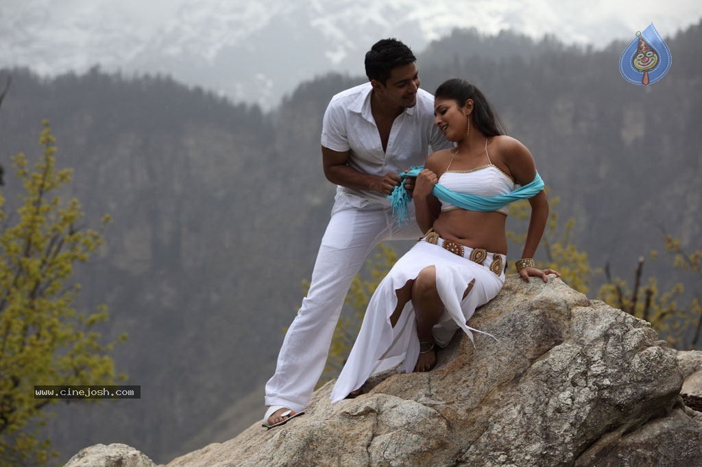 Thulli Ezhunthathu Kadhal Tamil Movie Stills - 27 / 112 photos
