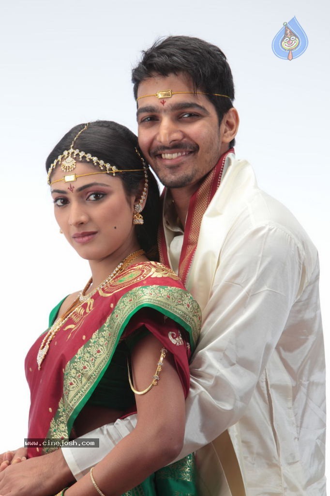 Thulli Ezhunthathu Kadhal Tamil Movie Stills - 32 / 112 photos