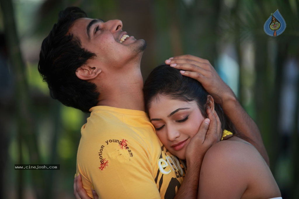 Thulli Ezhunthathu Kadhal Tamil Movie Stills - 45 / 112 photos