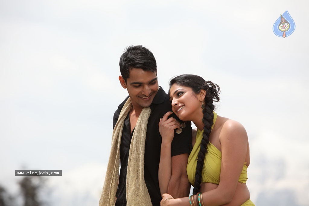 Thulli Ezhunthathu Kadhal Tamil Movie Stills - 48 / 112 photos