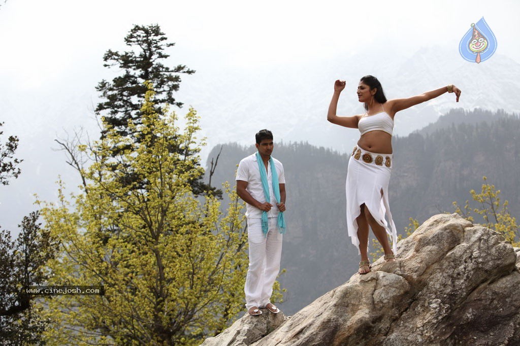 Thulli Ezhunthathu Kadhal Tamil Movie Stills - 67 / 112 photos