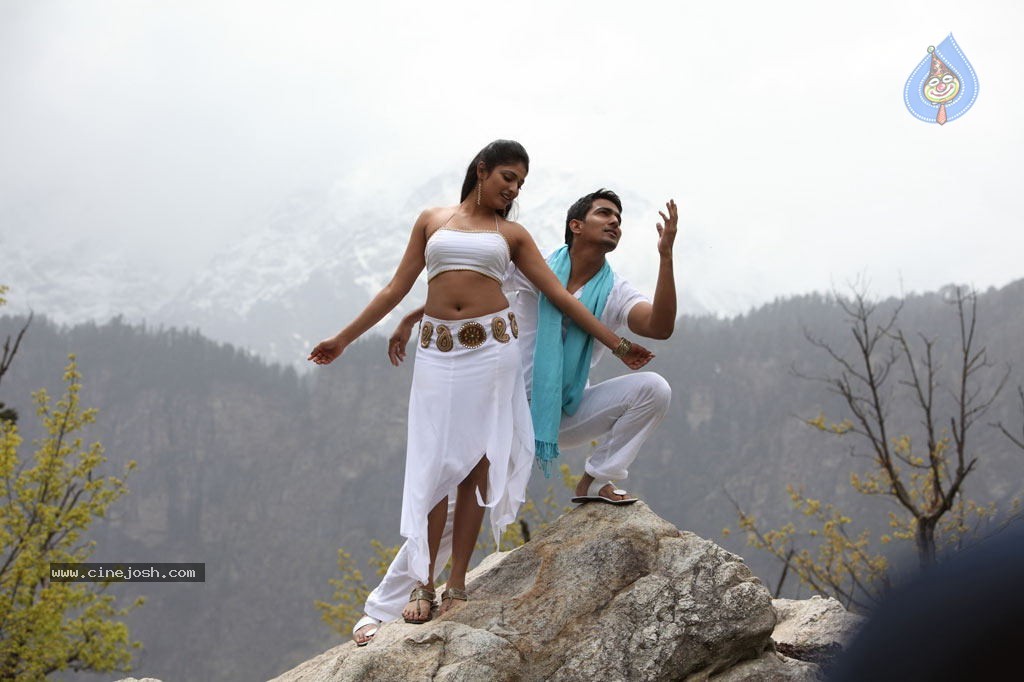 Thulli Ezhunthathu Kadhal Tamil Movie Stills - 100 / 112 photos