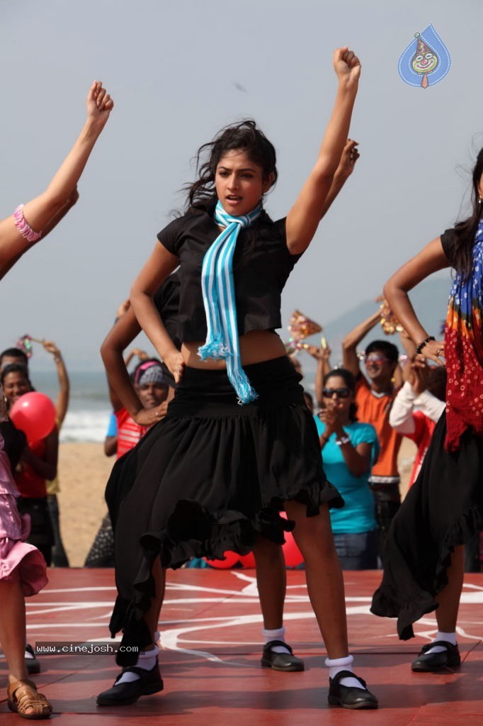 Thulli Ezhunthathu Kadhal Tamil Movie Stills - 102 / 112 photos