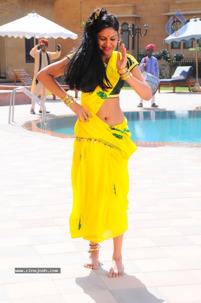 Thulli Vilaiyadu Tamil Movie Hot Stills - 18 / 52 photos