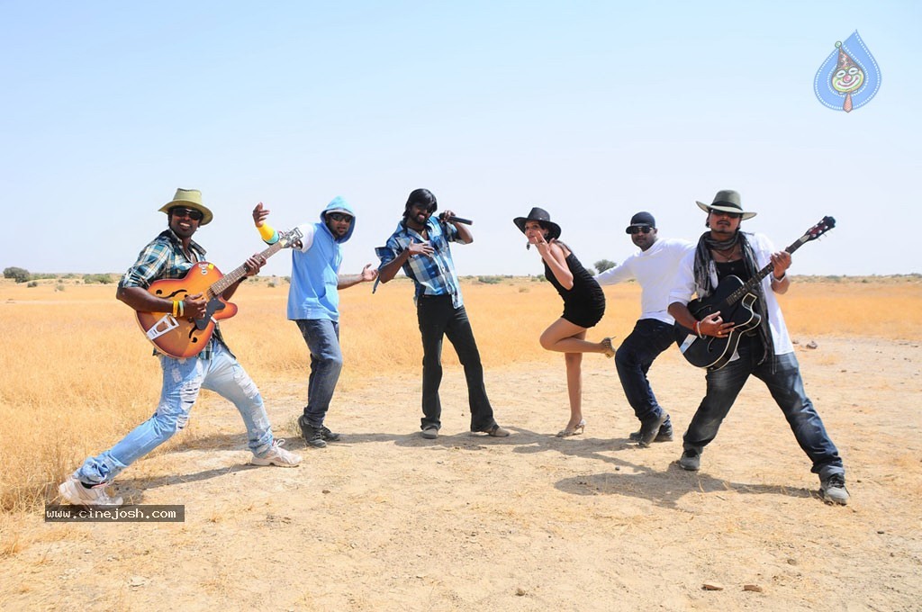 Thulli Vilaiyadu Tamil Movie Hot Stills - 30 / 52 photos