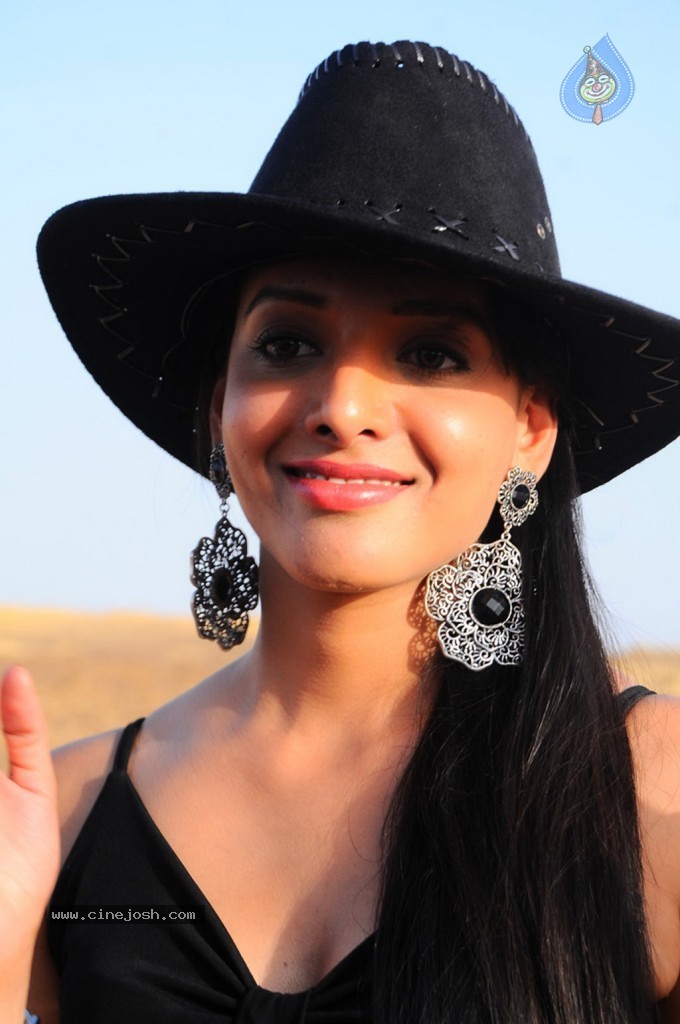 Thulli Vilaiyadu Tamil Movie Hot Stills - 37 / 52 photos