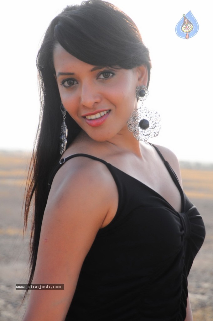 Thulli Vilaiyadu Tamil Movie Hot Stills - 52 / 52 photos