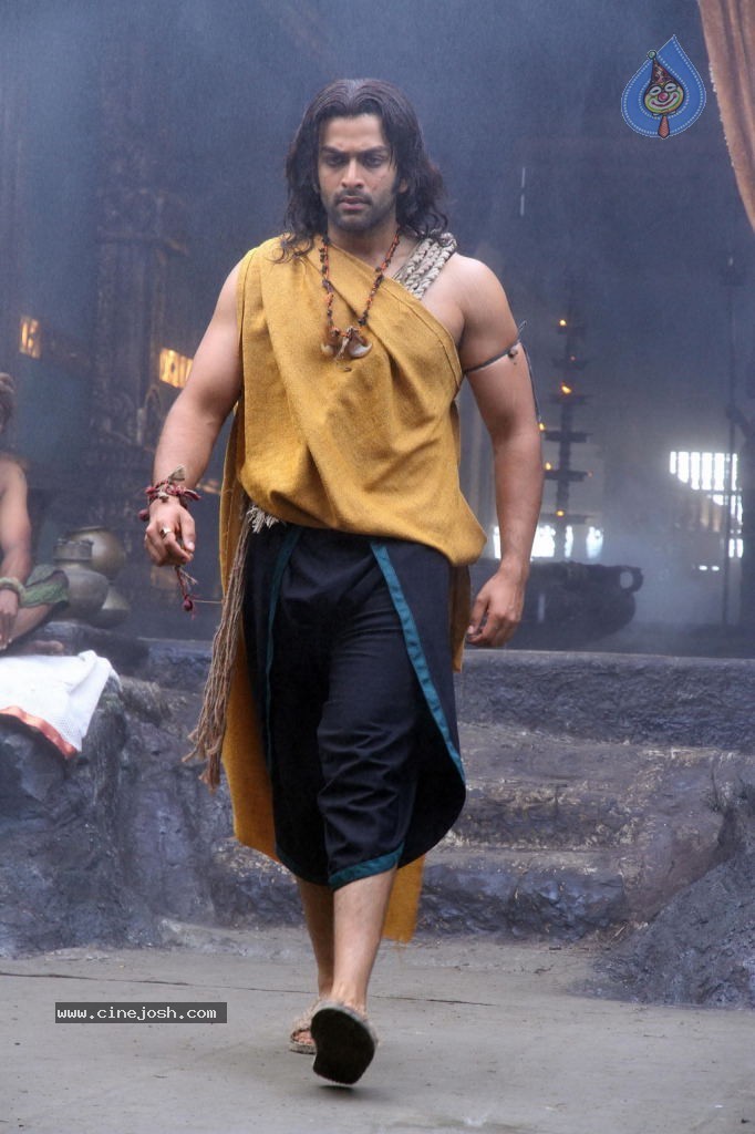 Urumi Tamil Movie Stills - 17 / 21 photos