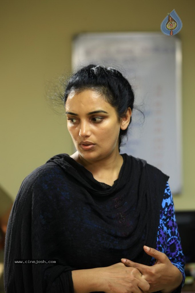 Uyirin Osai Tamil Movie Stills - 73 / 90 photos