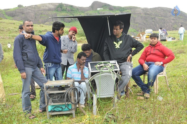 Vaanavillu Movie New Photos - 2 / 13 photos