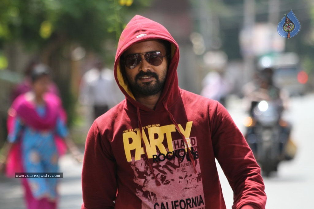 Vaarayo Vennilave Tamil Movie Stills - 16 / 57 photos