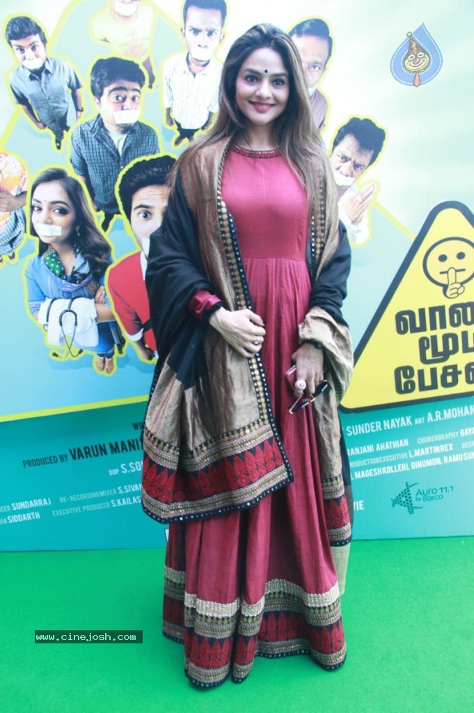 Vaayai Moodi Pesavum Tamil Movie Stills - 46 / 112 photos