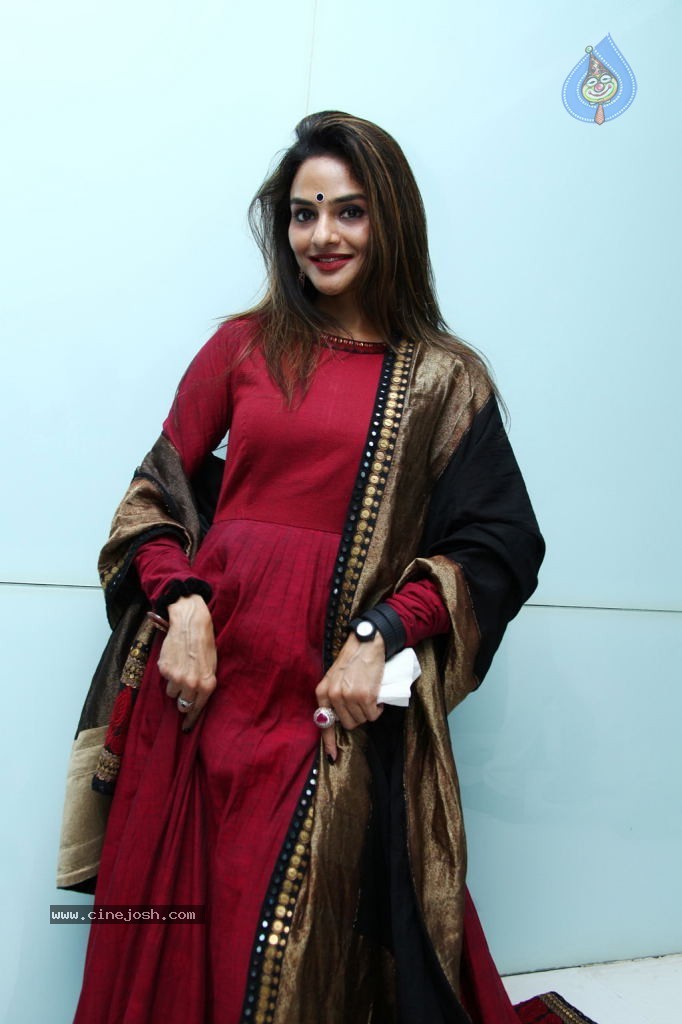 Vaayai Moodi Pesavum Tamil Movie Stills - 57 / 112 photos