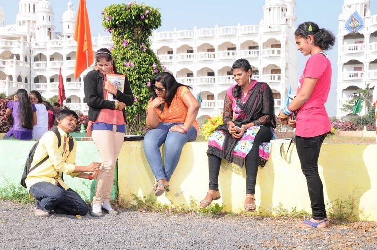 Vandanam Photos n Posters - 31 / 48 photos