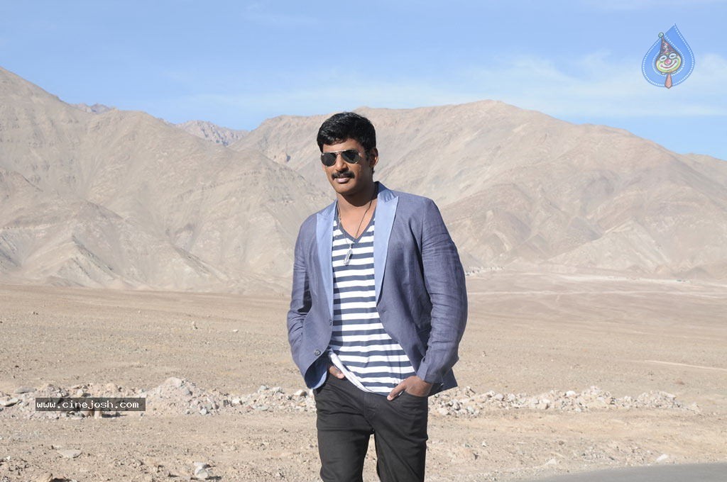 Vedi Movie Stills - 2 / 12 photos