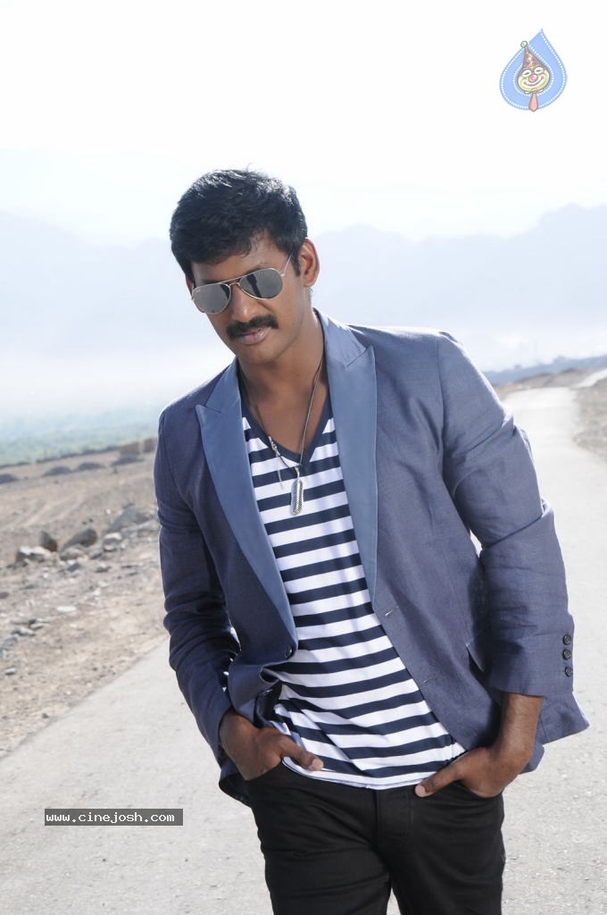 Vedi Movie Stills - 5 / 12 photos