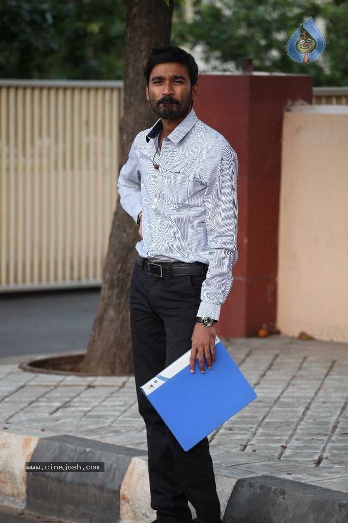 Velaiyilla Pattathari Tamil Movie Photos - 15 / 25 photos