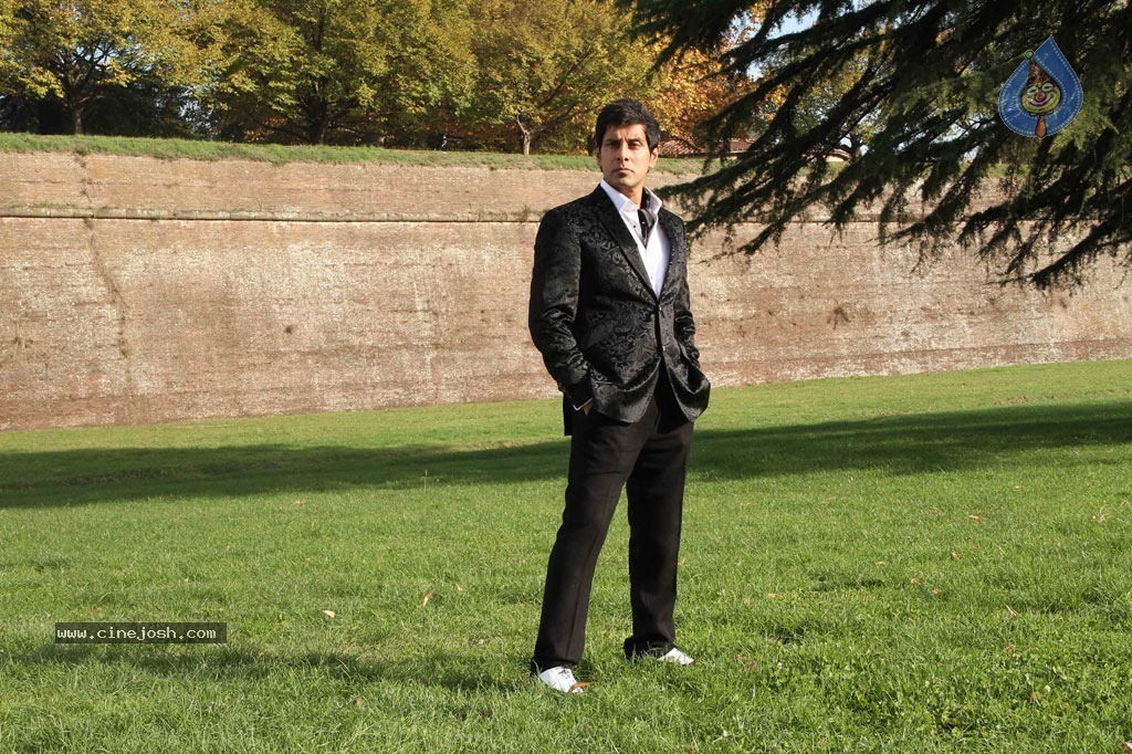 Vikram Stills in Veedinthe Movie - 82 / 84 photos