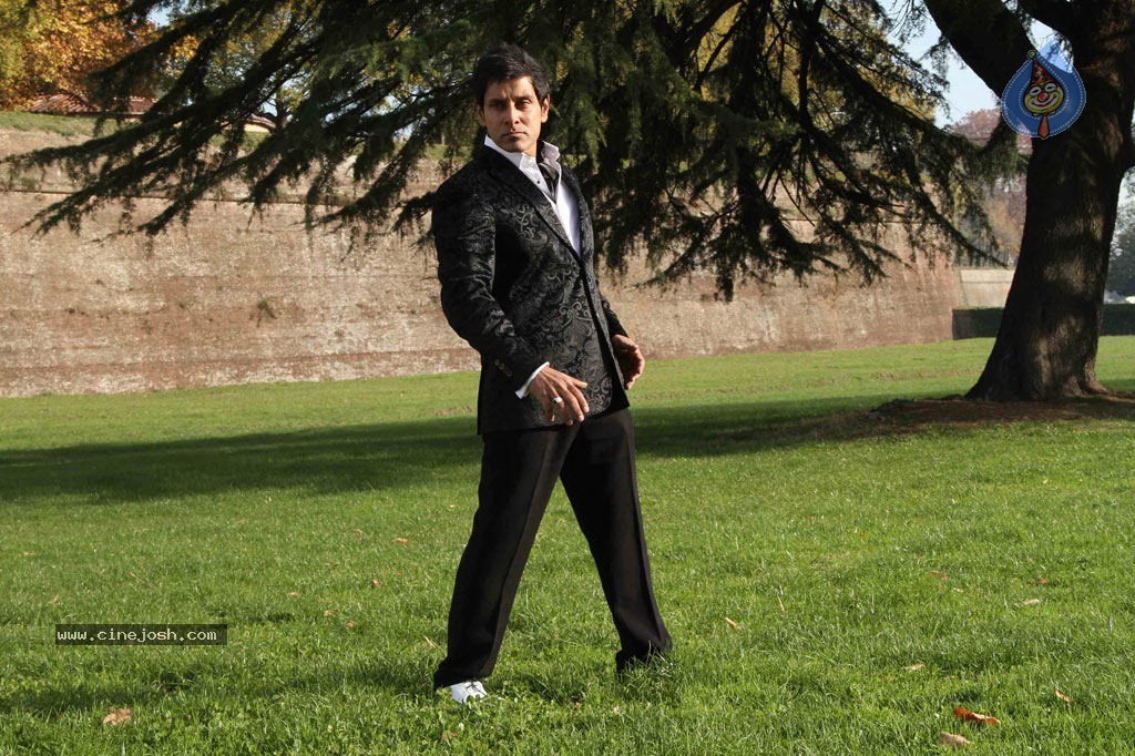 Vikram Stills in Veedinthe Movie - 83 / 84 photos
