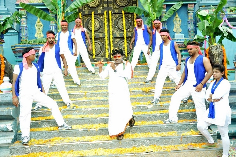 Virus Movie Posters and Photos - 13 / 27 photos