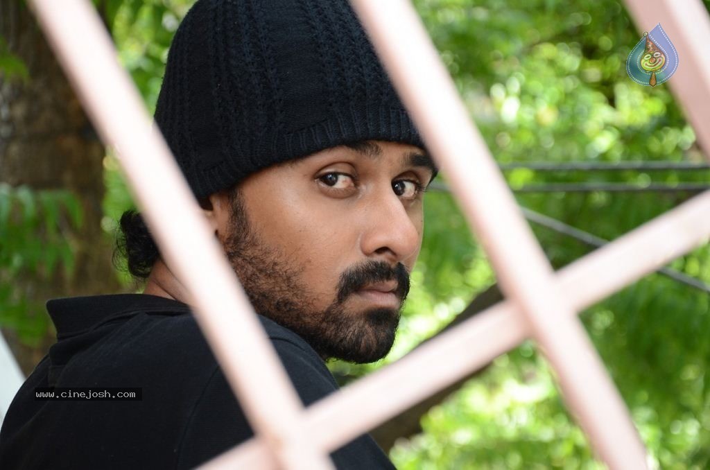 Vizhi Moodi Yosithal Tamil Movie Stills - 24 / 42 photos