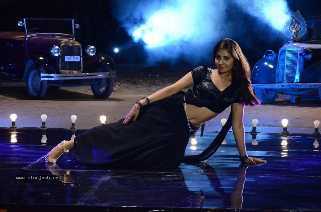 Vizhi Moodi Yosithal Tamil Movie Stills - 26 / 42 photos