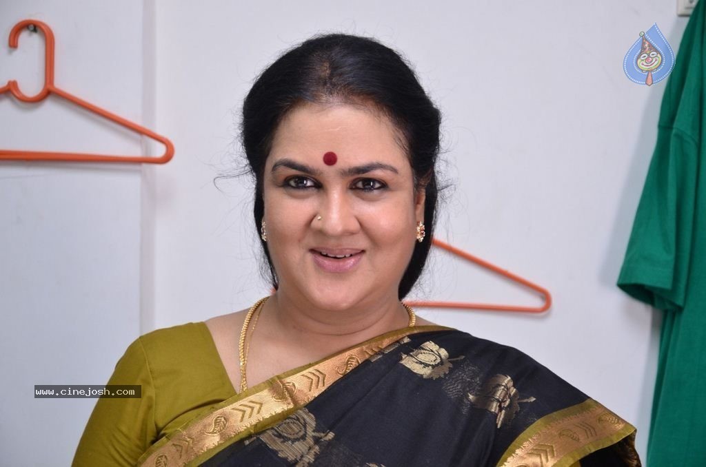 Vizhi Moodi Yosithal Tamil Movie Stills - 31 / 42 photos