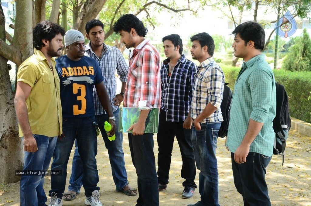 Vizhi Moodi Yosithal Tamil Movie Stills - 34 / 42 photos