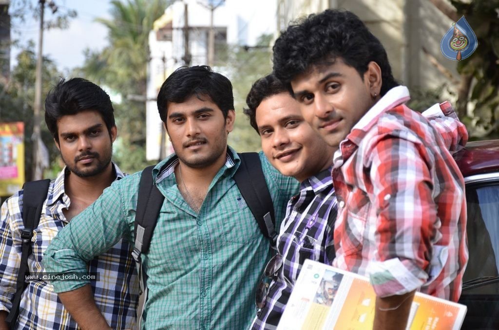 Vizhi Moodi Yosithal Tamil Movie Stills - 37 / 42 photos