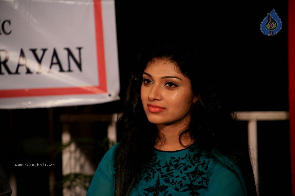 Vundile Manchi Kalam Mundu Munduna Stills - 5 / 11 photos