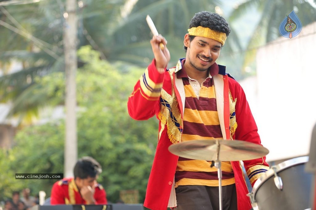 Vundile Manchi Kalam Mundu Munduna Stills n Walls - 18 / 56 photos