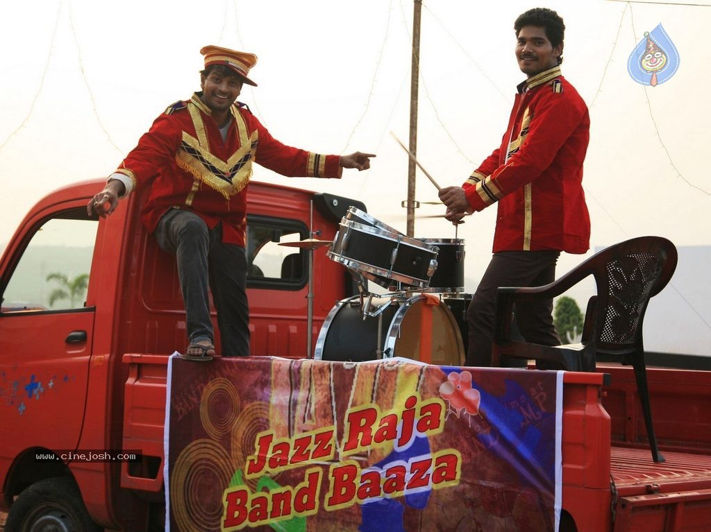 Vundile Manchi Kalam Mundu Munduna Stills n Walls - 31 / 56 photos