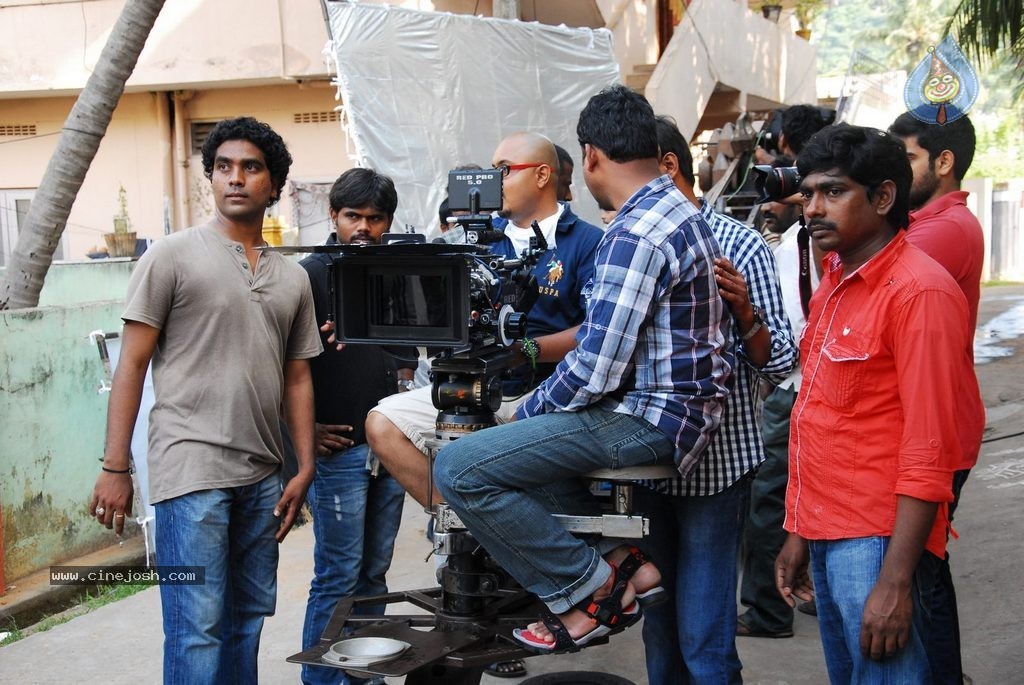 Vundile Manchi Kalam Mundu Munduna Stills n Walls - 37 / 56 photos