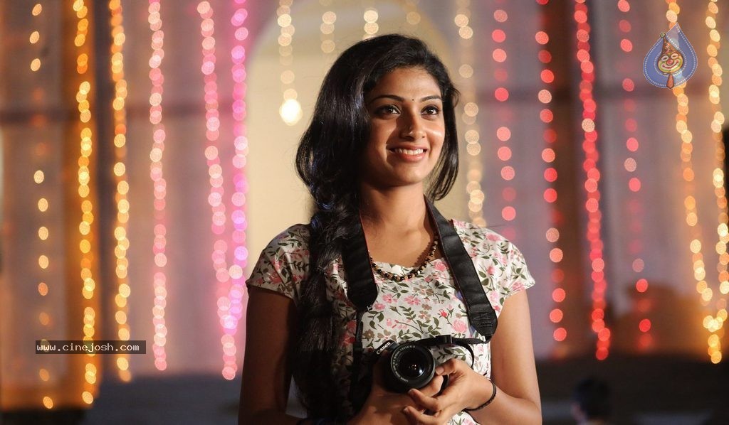 Vundile Manchi Kalam Mundu Munduna Stills n Walls - 44 / 56 photos