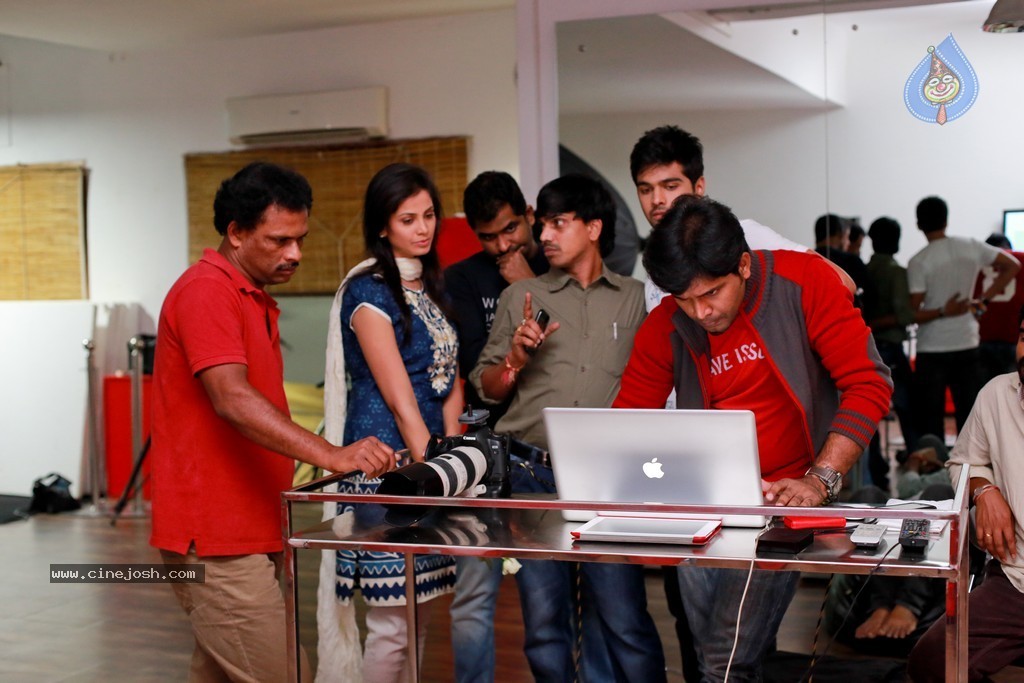 Weekend Love Movie Stills - 1 / 40 photos