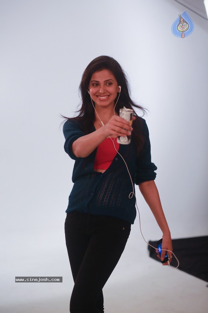 Weekend Love Movie Stills - 25 / 40 photos