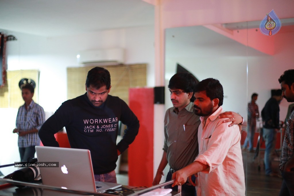 Weekend Love Movie Stills - 38 / 40 photos