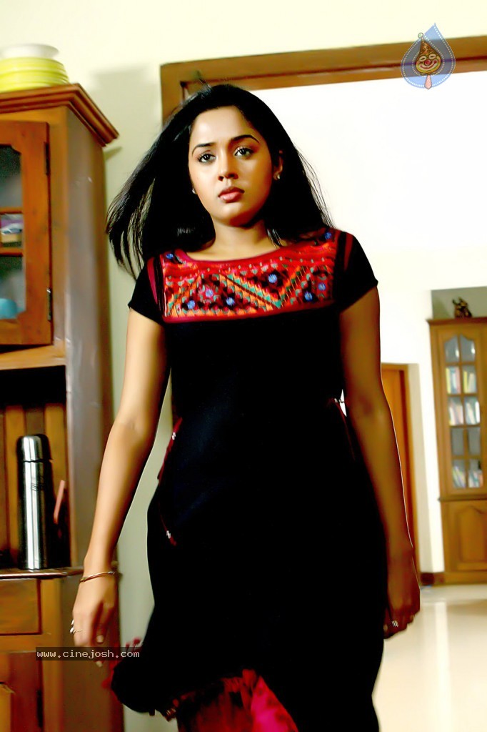 Yaar Ival Tamil Movie Stills - 6 / 27 photos