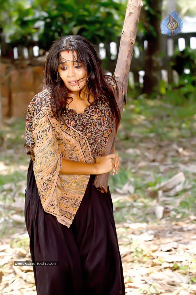 Yaar Ival Tamil Movie Stills - 12 / 27 photos