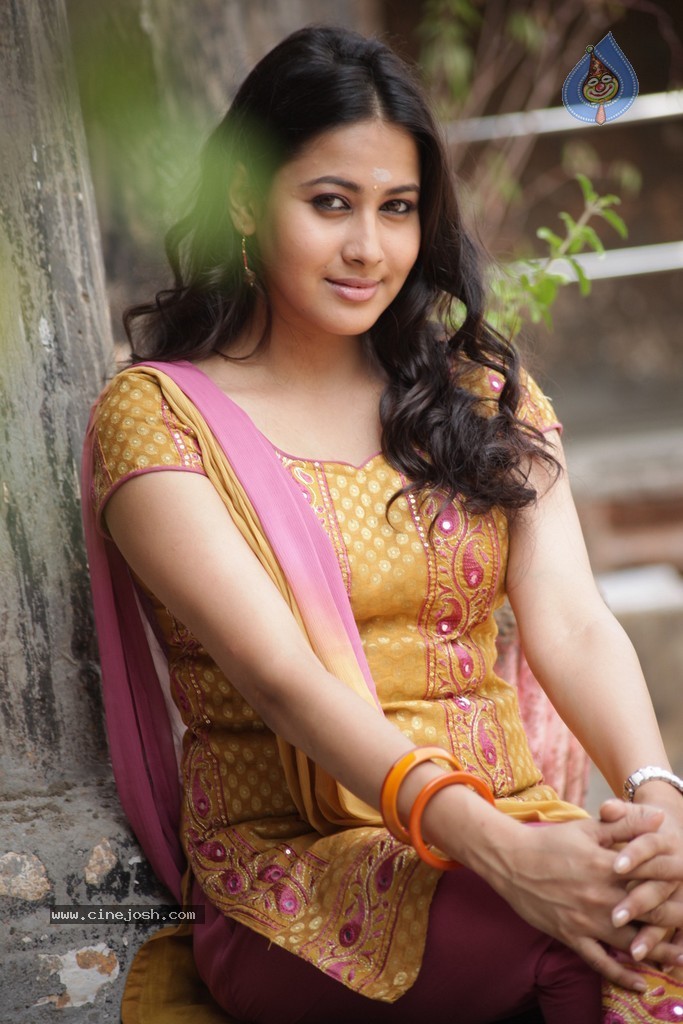 Yamini Chandrasekhar Movie Stills - 95 / 97 photos