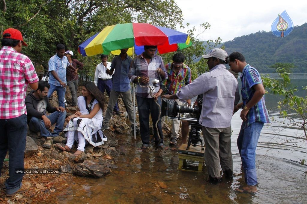 Yaro Oruvan Tamil Movie Stills - 5 / 43 photos