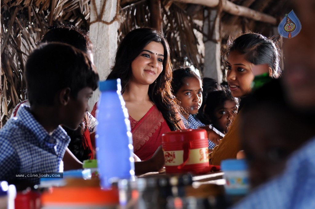 Yeto Vellipoyindi Manasu New Photos - 11 / 15 photos