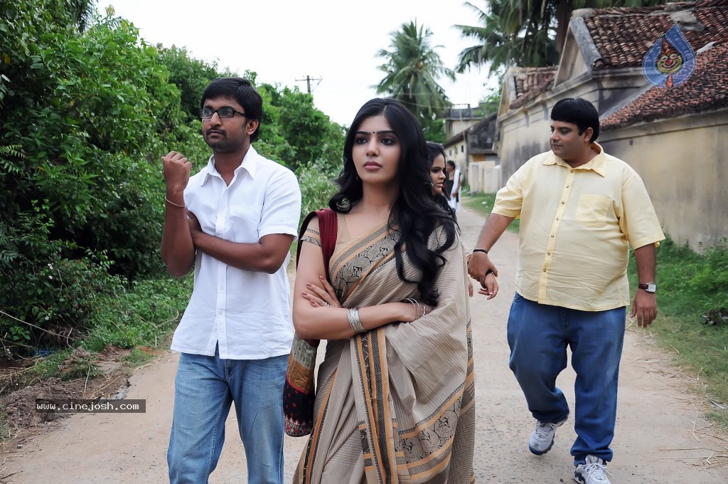 Yeto Vellipoyindi Manasu New Photos - 13 / 15 photos