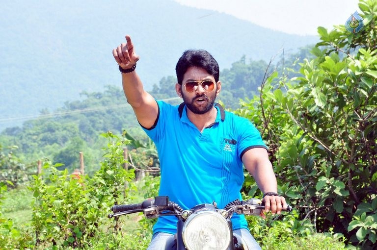 Yevaru Donga Movie Photos - 5 / 12 photos