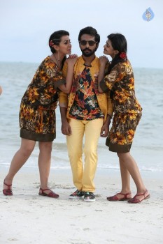 Kadavul Irukan Kumaru Tamil Film Photos - 1 of 15