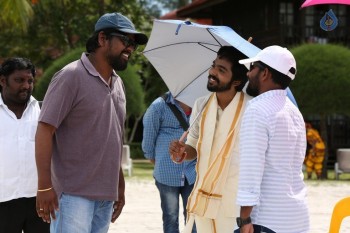 Kadavul Irukan Kumaru Tamil Film Photos - 4 of 15