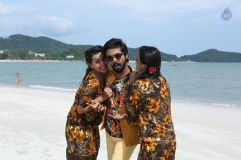 Kadavul Irukan Kumaru Tamil Film Photos - 5 of 15